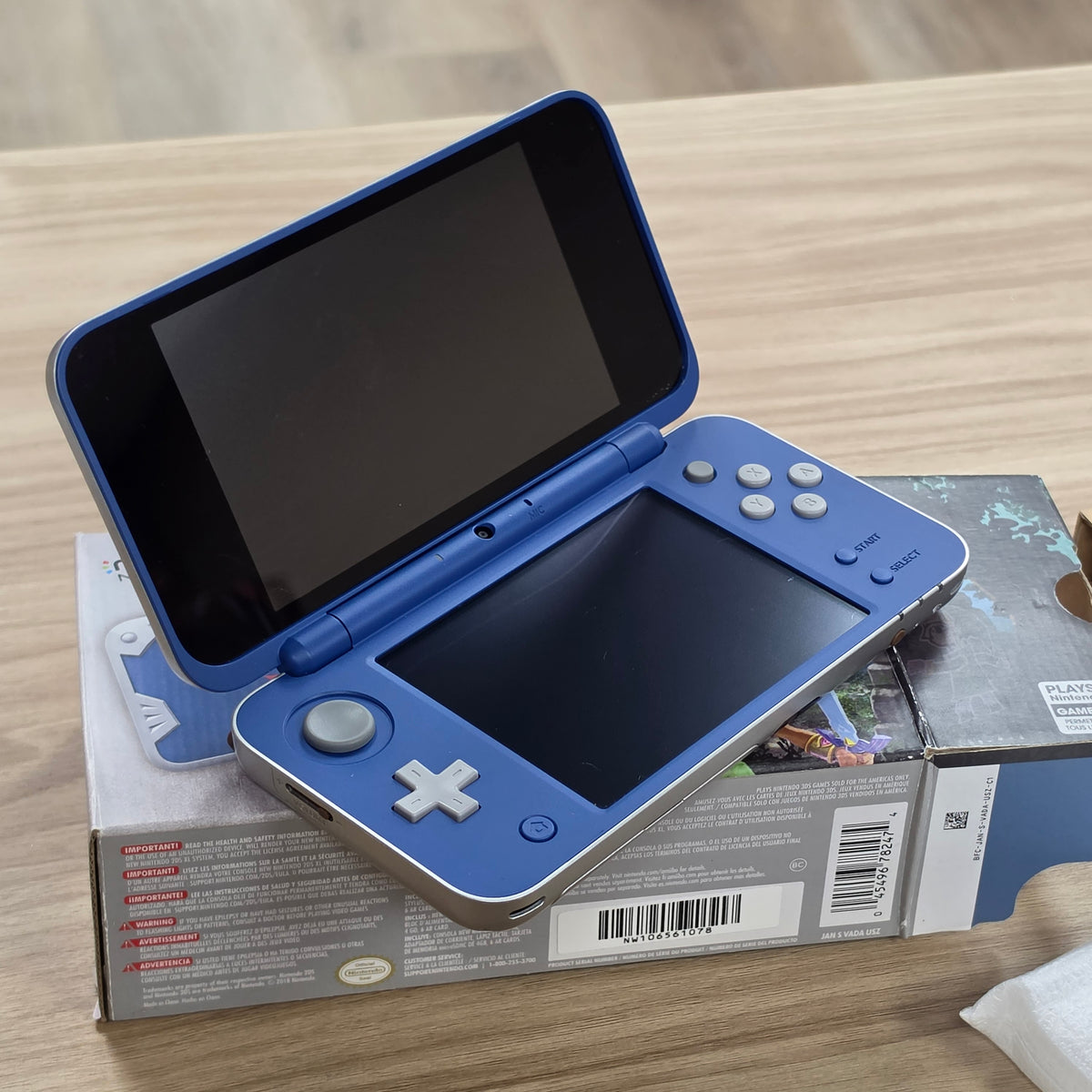 New Nintendo 2DS XL Zelda Hylian Shield Handheld Console (CIB)