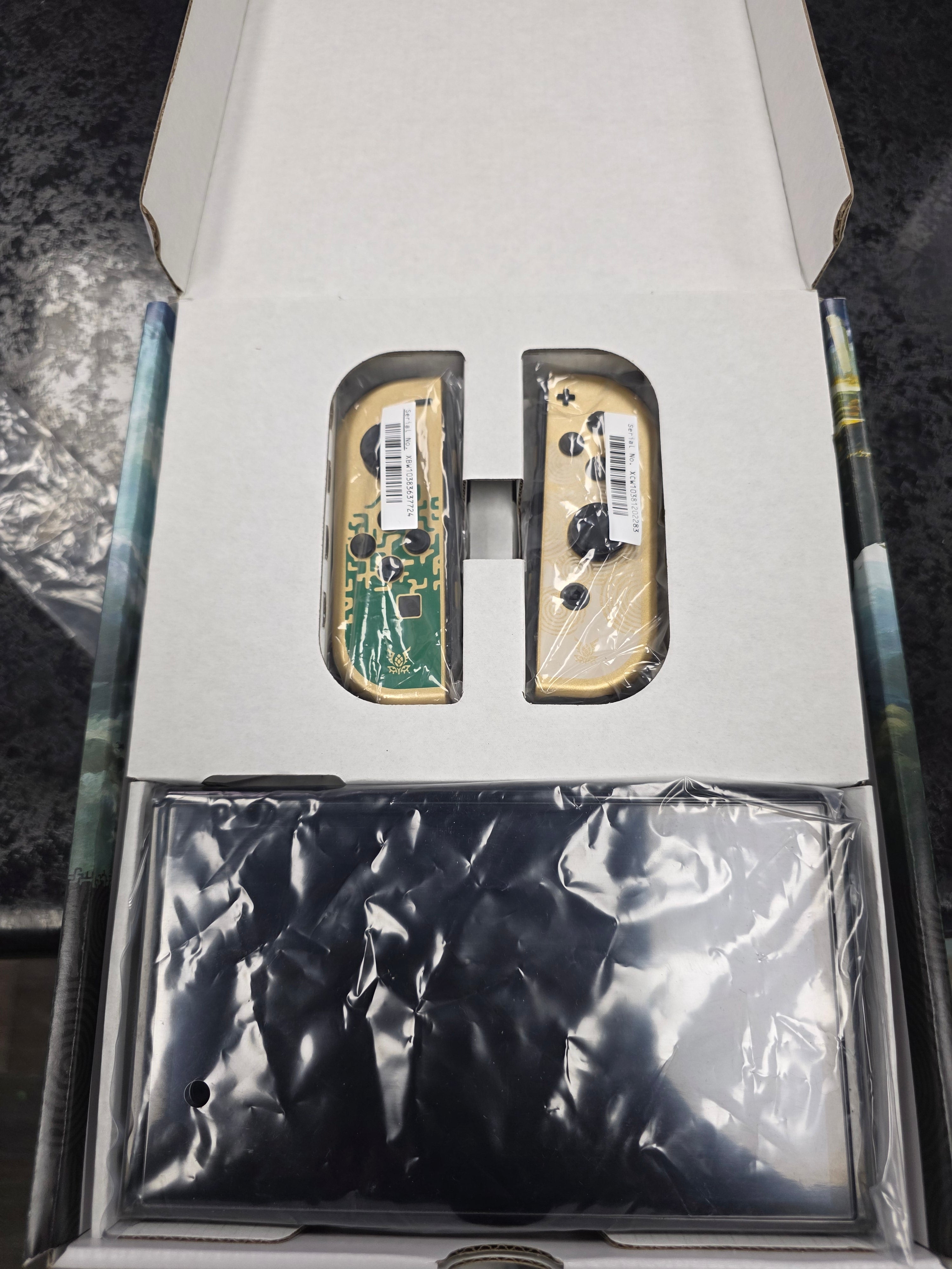 Nintendo Switch Oled - Zelda Tears Of the Kingdom Edition - Console Bundle