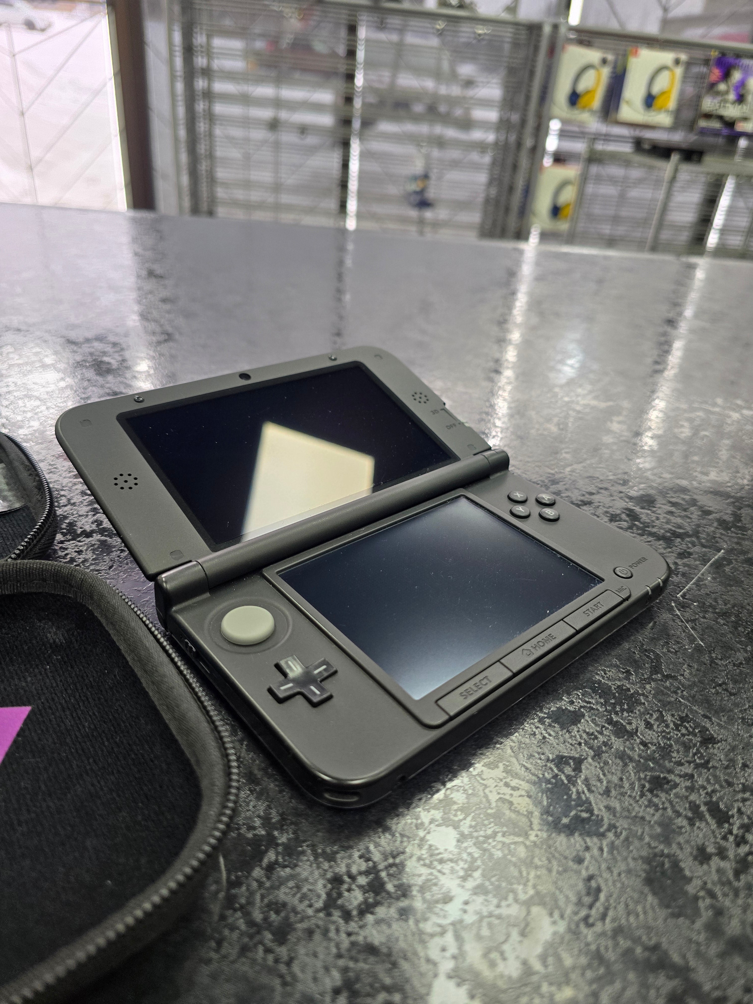 Nintendo 3DS XL Persona Q Edition US version with Matching Case