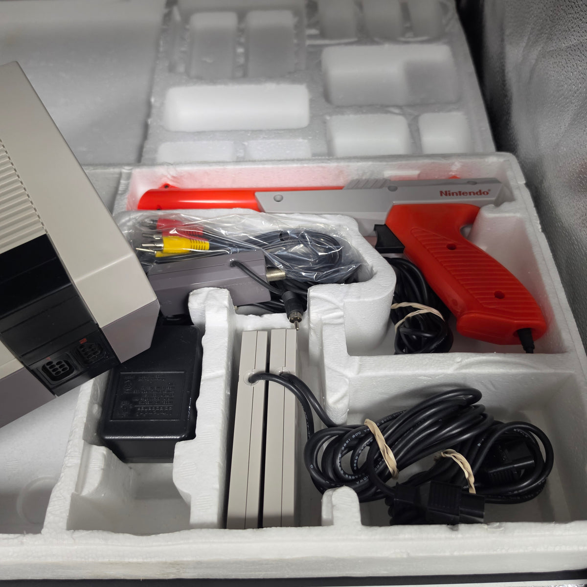 CIB Nintendo NES Action Set - Console Bundle [B]